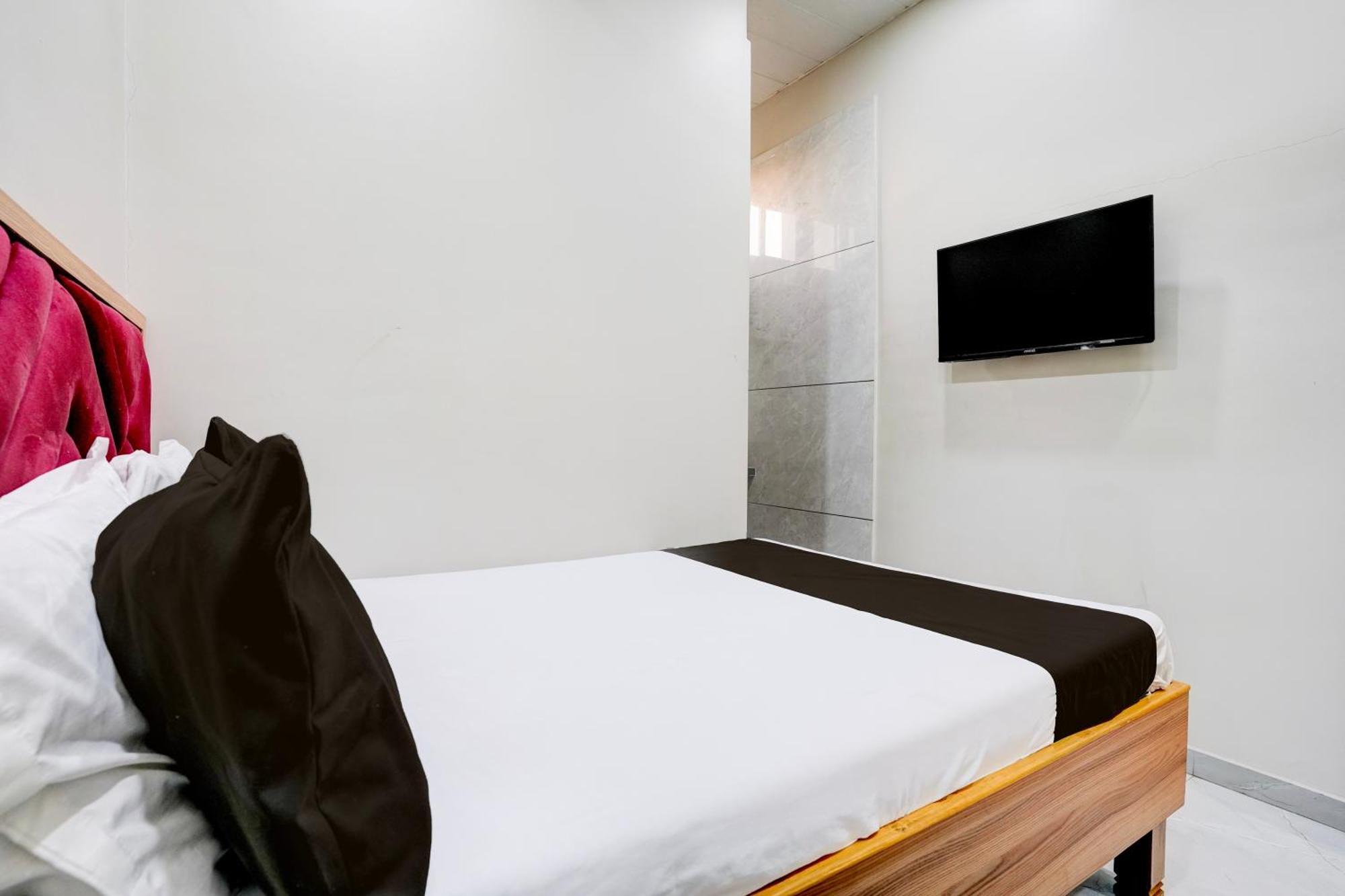 Super Hotel O Divine Fine Dine Lodging And Boarding Kalyān Exteriör bild